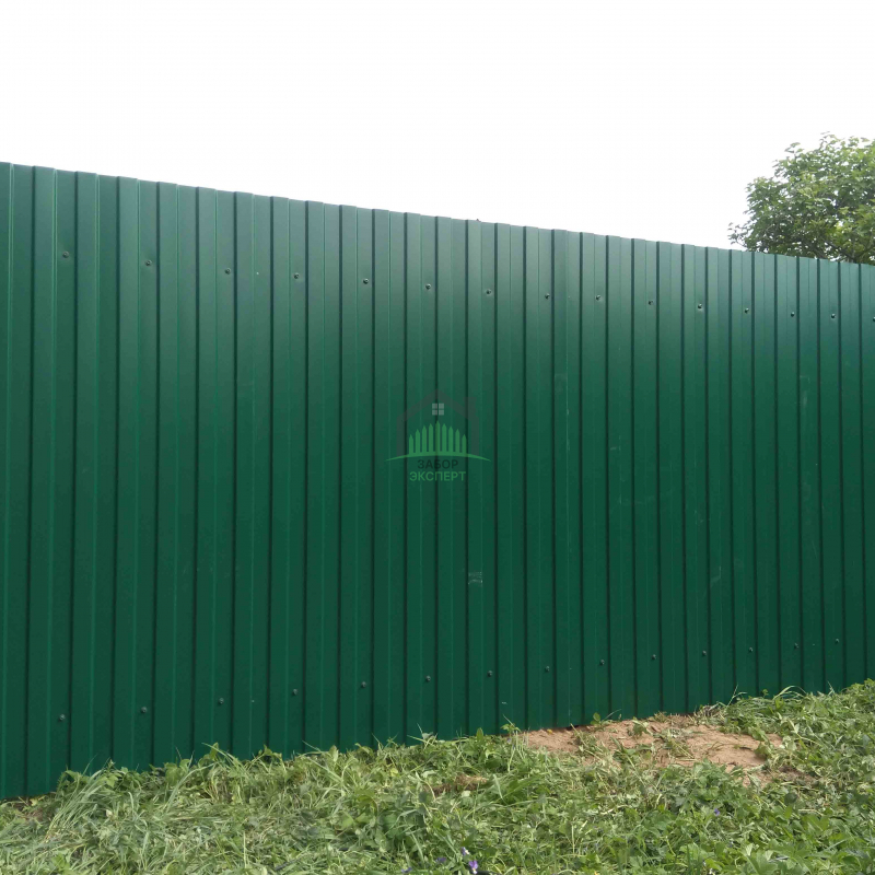 Забор из профнастила с утрамбовкой щебнем 20 метров в Москве