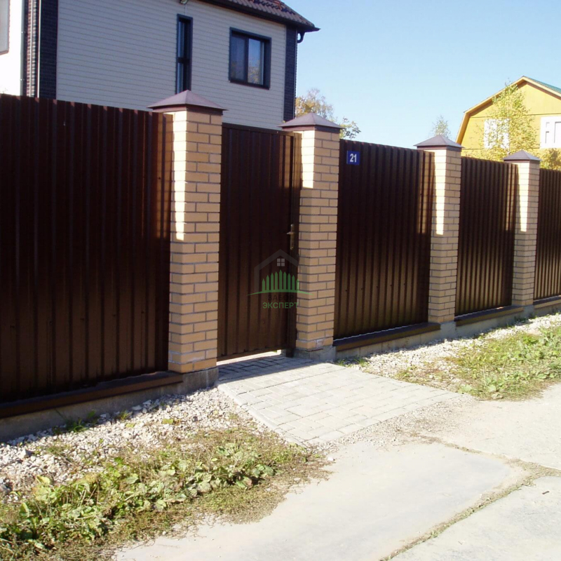 Забор из профнастила с кирпичными столбами 20 соток в Москве