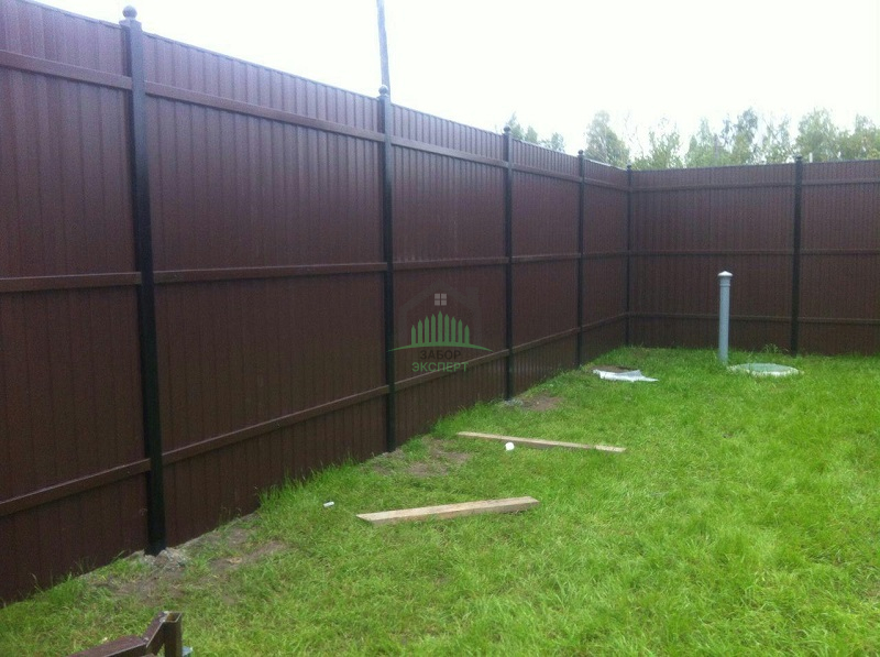 Забор из профнастила с утрамбовкой щебнем 8 соток в Москве