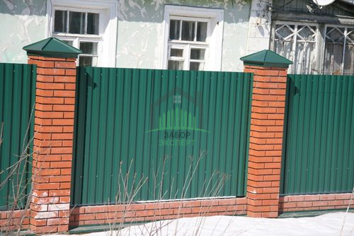 Забор из профнастила с кирпичными столбами 10 соток в Москве