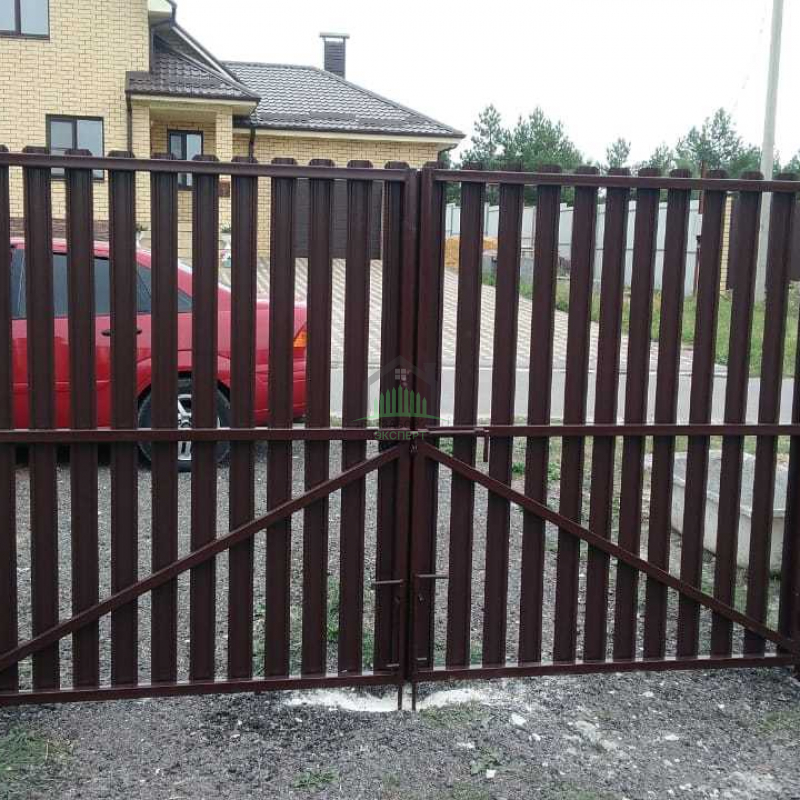 Распашные ворота из евроштакетника в Москве Пример 08