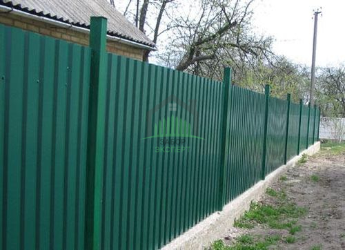 Забор из профнастила на ленточном фундаменте 10 соток в Москве