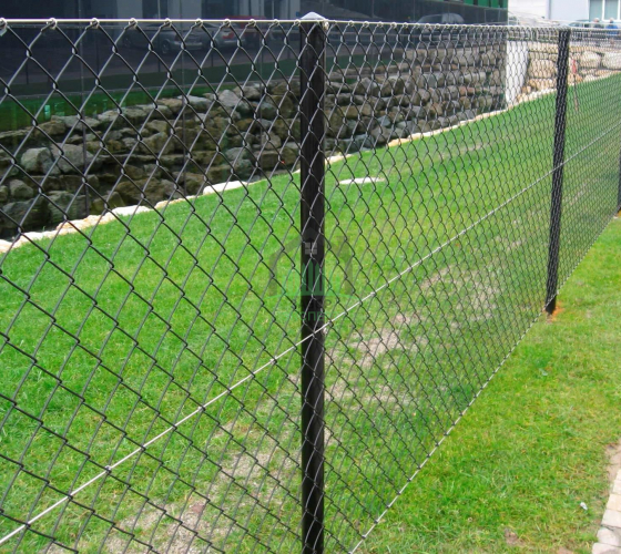 Забор из сетки рабицы в натяг с протяжкой арматуры