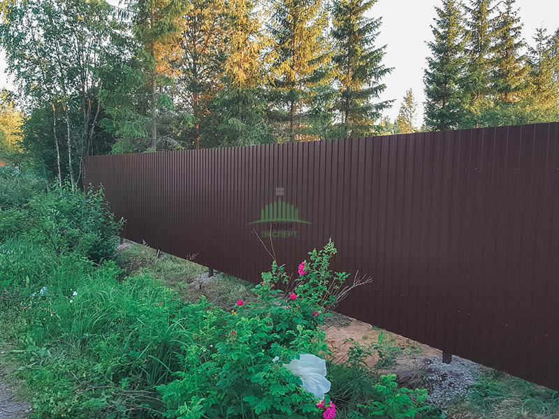 Забор из профнастила с утрамбовкой щебнем 12 метров в Москве