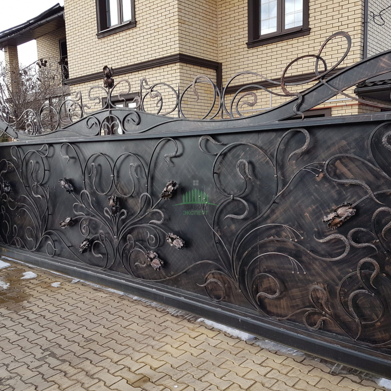 Откатные ворота с ковкой в Москве пример 03
