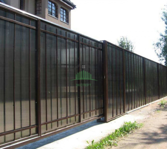 Забор из поликарбоната с откатными воротами