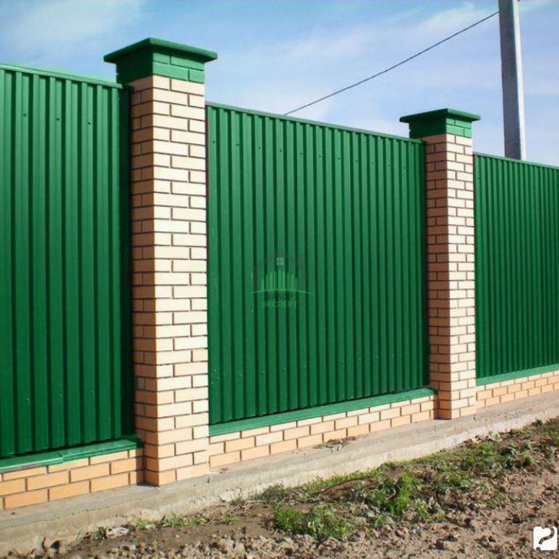 Забор из профнастила с кирпичными столбами 15 соток в Москве