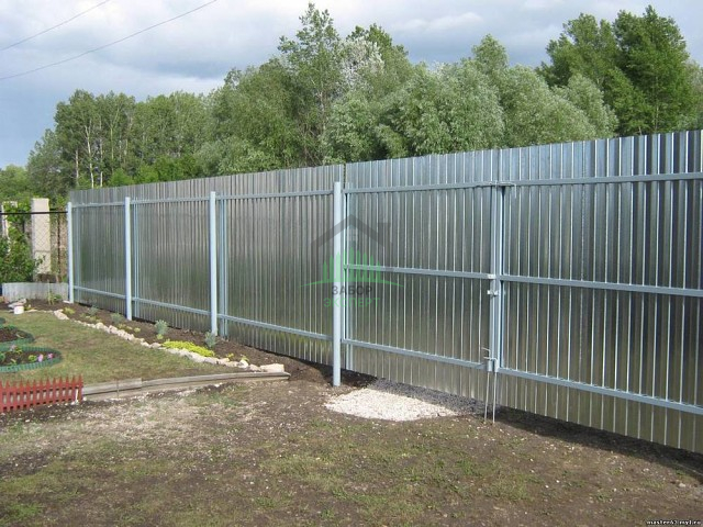 Забор из профнастила с забивными столбами 33 метра в Москве