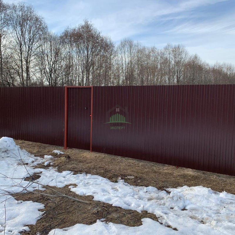 Забор из профнастила с забивными столбами 18 метров в Москве
