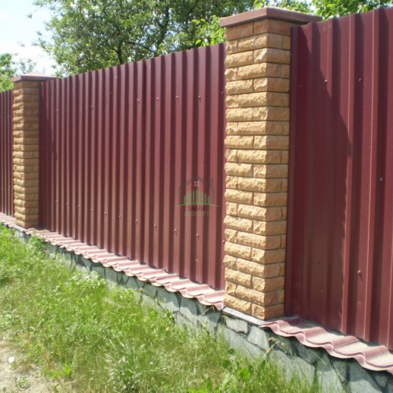 Забор из профнастила с кирпичными столбами 30 метров в Москве