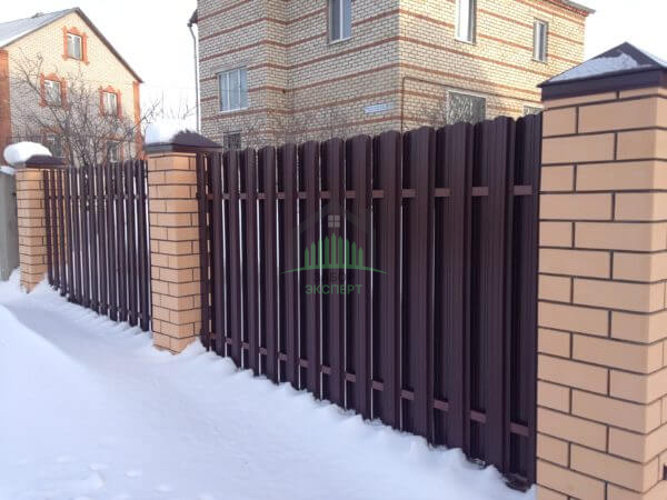 Заборы из евроштакетника с кирпичными столбами 25 метров в Москве