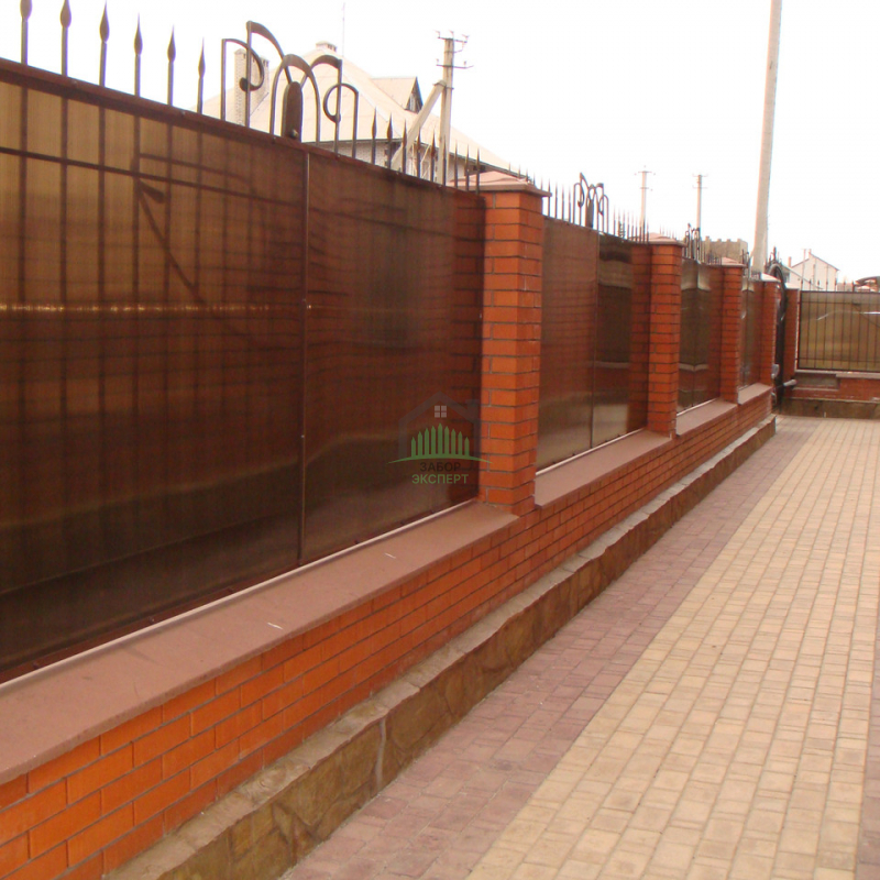 Заборы из поликарбоната с кирпичными столбами 65 метров в Москве