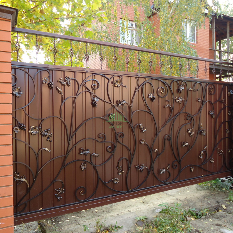 Откатные ворота с ковкой в Москве пример 01