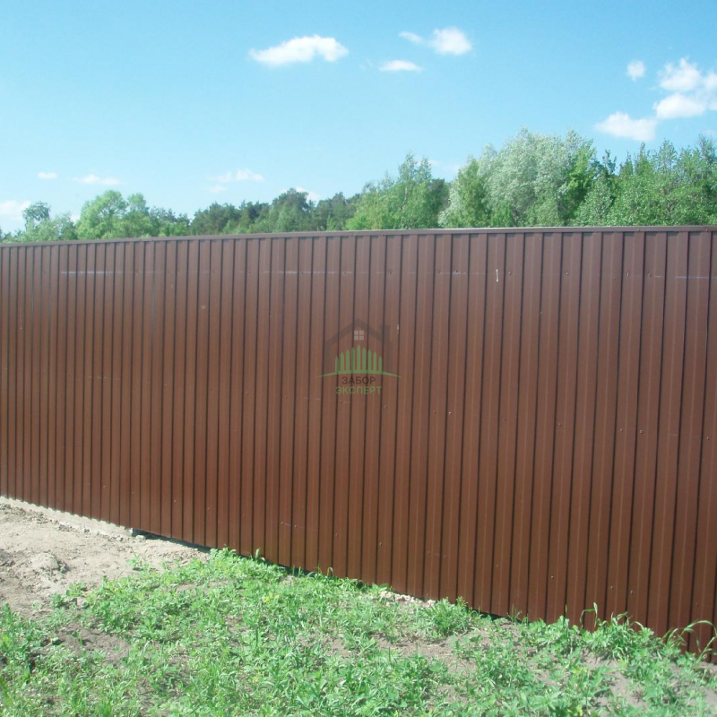 Забор из профнастила с утрамбовкой щебнем 18 метров в Москве