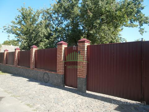 Забор из профнастила с кирпичными столбами 12 соток в Москве